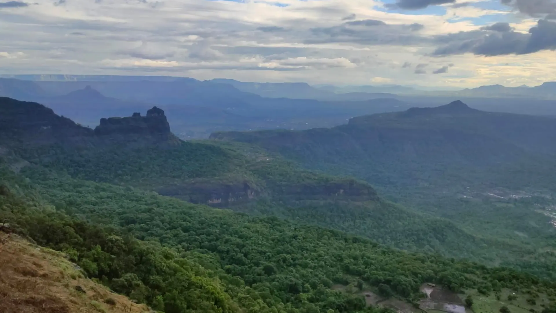 Offbeat: Khandas To Bhimashakar Trek
(Ascent via Shidichi Vaat; Descend via Ganesh Ghat)